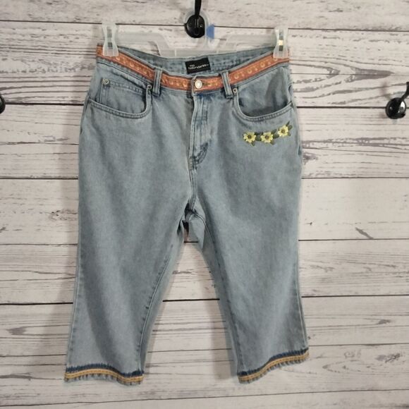 "No Boundaries" woman's capris  - Picture 1 of 14